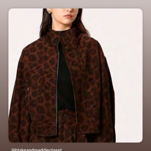 Stylish Leopard Print Bomber Jacket